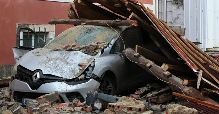 উপকূলীয় এলাকায় বিশ্ববিদ্যালয়ের ছাদ ধসে গাড়ি ক্ষতিগ্রস্ত